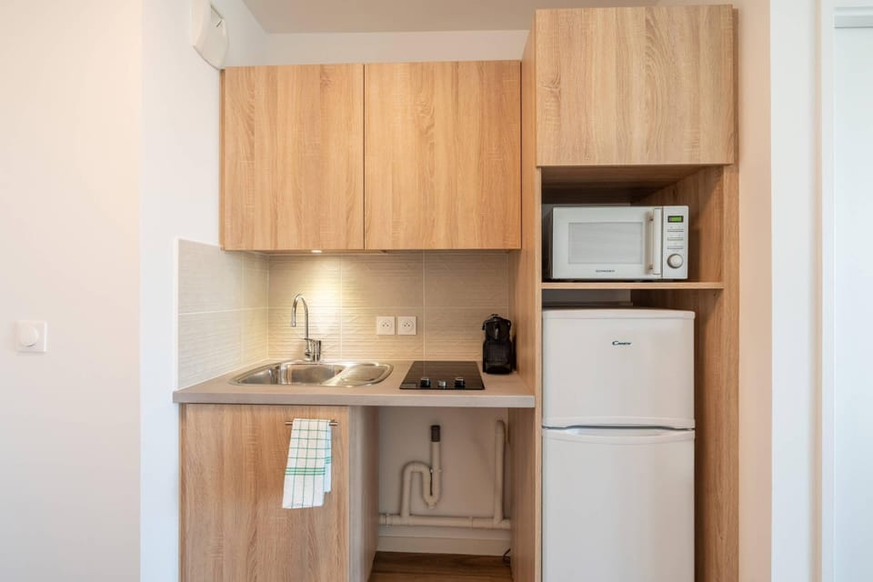 Suite, Multiple Beds, Non Smoking | Private kitchenette | Coffee/tea maker, electric kettle