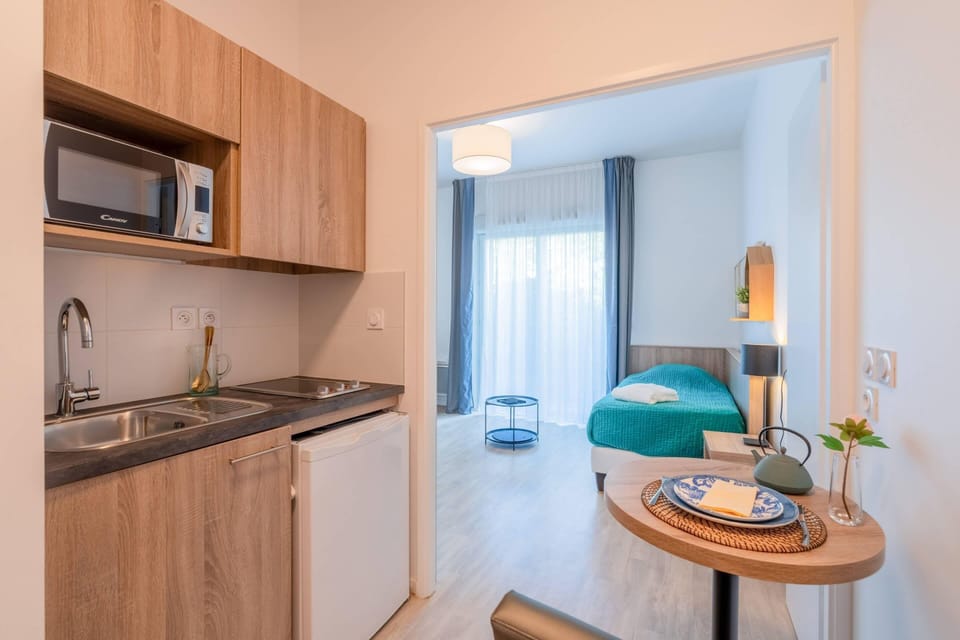 Standard Room, 1 Twin Bed, Non Smoking | Private kitchen | Coffee/tea maker, electric kettle