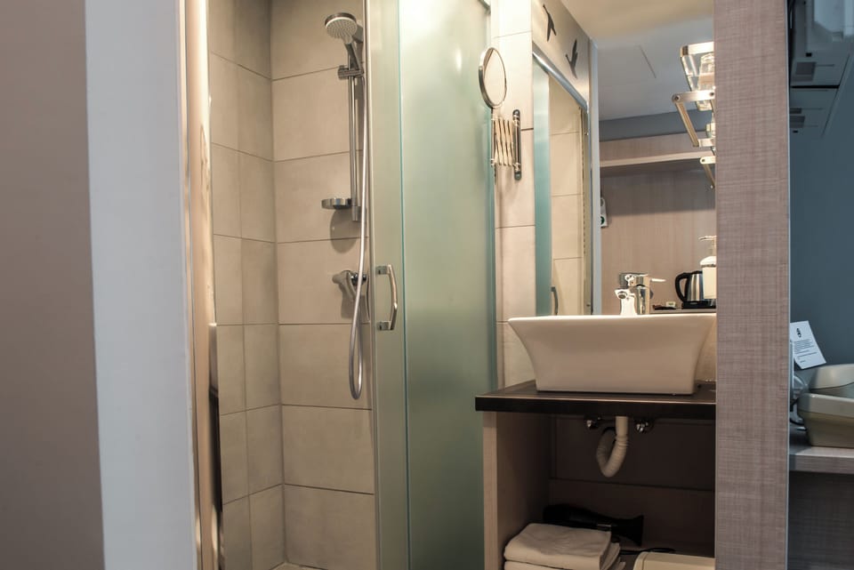 Standard Double or Twin Room, City View | Bathroom