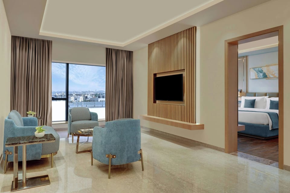 Classic Suite, 1 King Bed, City View | Living room
