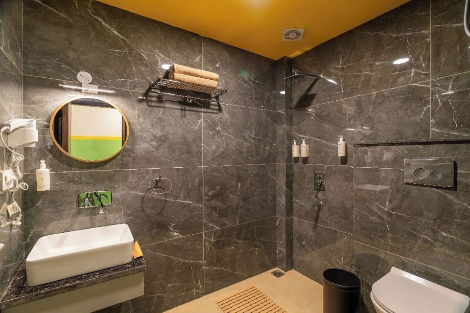 Superior Double Room with Balcony | Bathroom