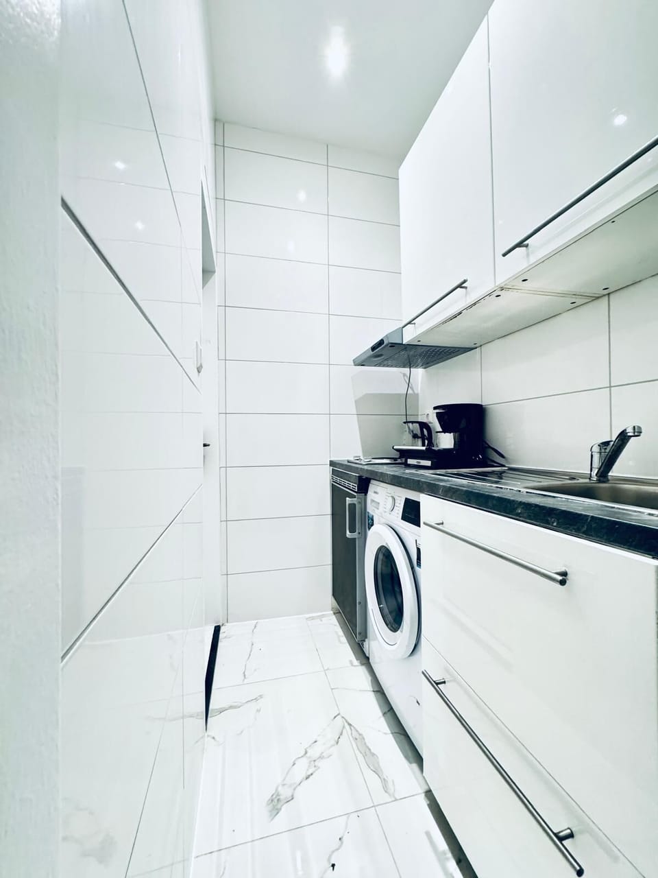Basic Apartment | Private kitchen | Mini-fridge, microwave, stovetop, cookware/dishes/utensils