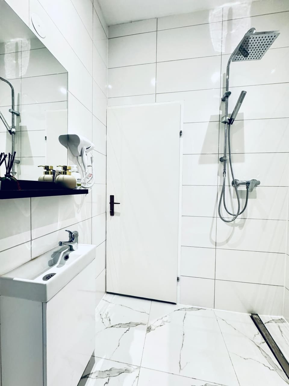 Basic Apartment | Bathroom | Shower, free toiletries, hair dryer, towels