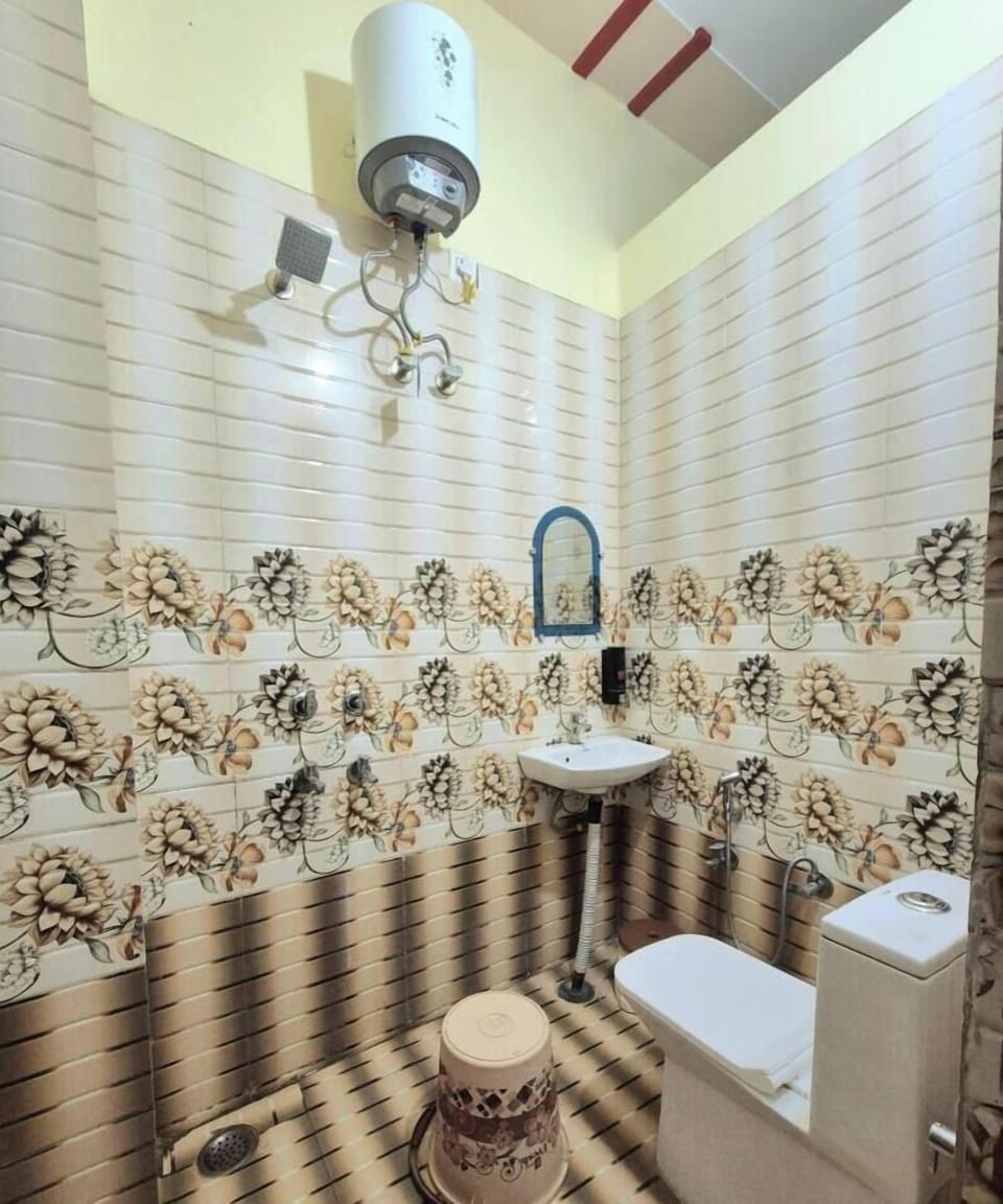 Classic Double Room | Bathroom | Free toiletries, soap, shampoo, toilet paper
