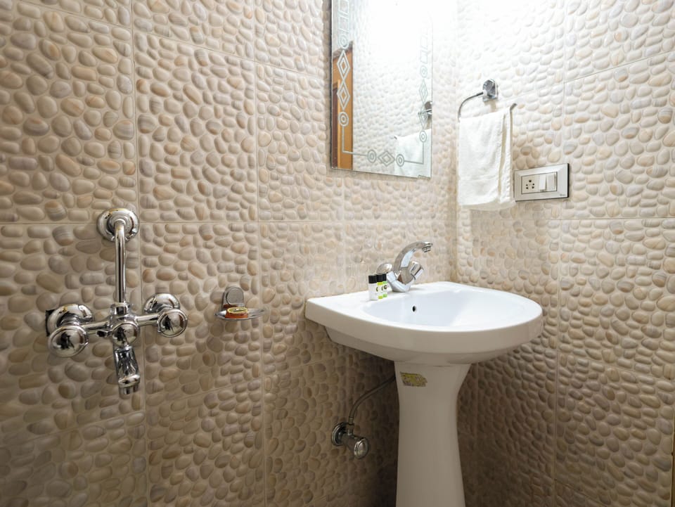 Premium Studio Suite, 2 Bedrooms, River View | Bathroom | Separate tub and shower, deep soaking tub, rainfall showerhead