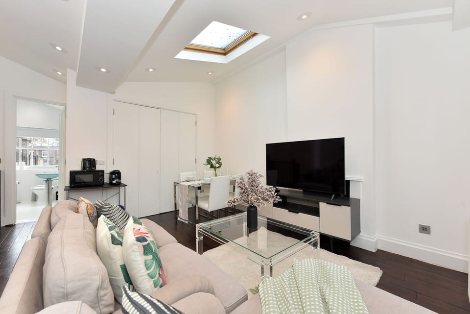 Superior Apartment, 3 Bedrooms, 2 Bathrooms, City View | Living area | 42-inch Smart TV with satellite channels, Netflix, Hulu