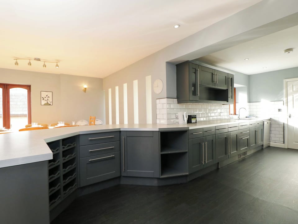 Dishwasher, cookware/dishes/utensils