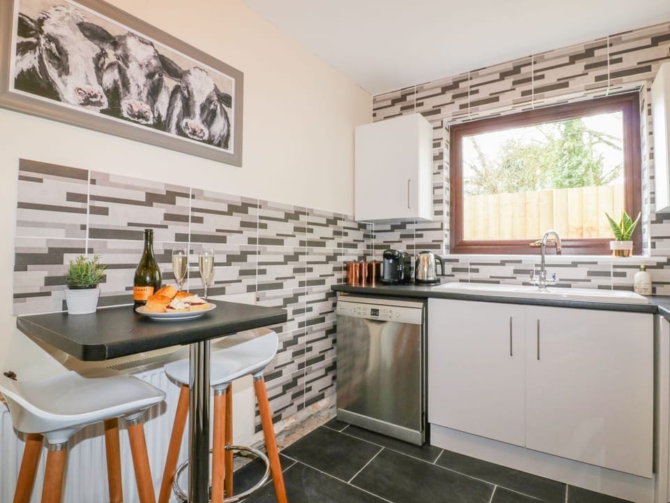 Fridge, cookware/dishes/utensils