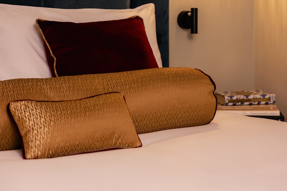 Minibar, free WiFi, bed sheets
