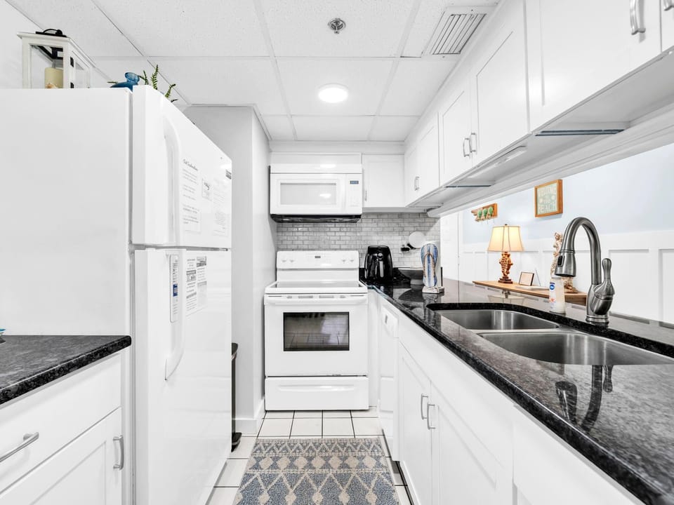 Condo, 1 Queen Bed with Sofa bed (Sunbird 212E) | Private kitchen