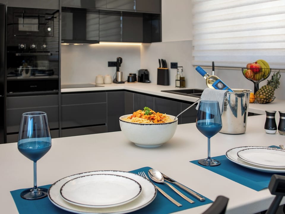 Luxury Villa, Garden View | In-room dining