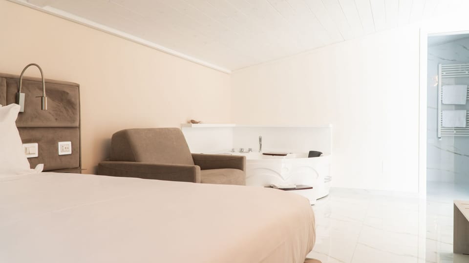 Deluxe Suite, Ensuite (Boemondo I d' Antiochia) | In-room safe, blackout drapes, soundproofing, WiFi (free)