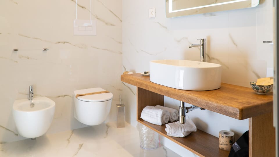 Traditional Double or Twin Room, Ensuite (Busa) | Bathroom | Slippers, bidet