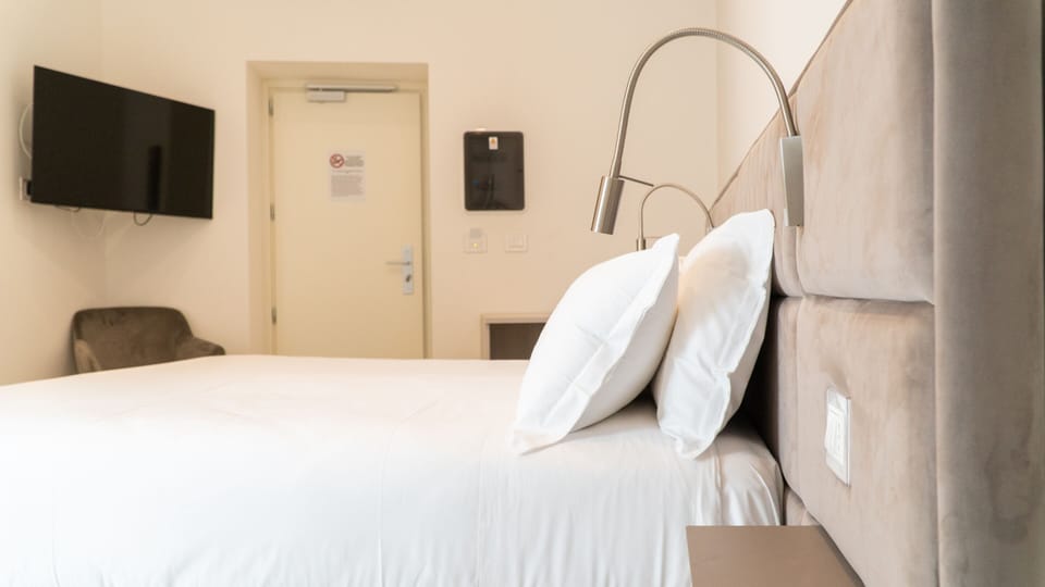 Standard Double or Twin Room, Ensuite (Medella) | In-room safe, blackout drapes, soundproofing, WiFi (free)
