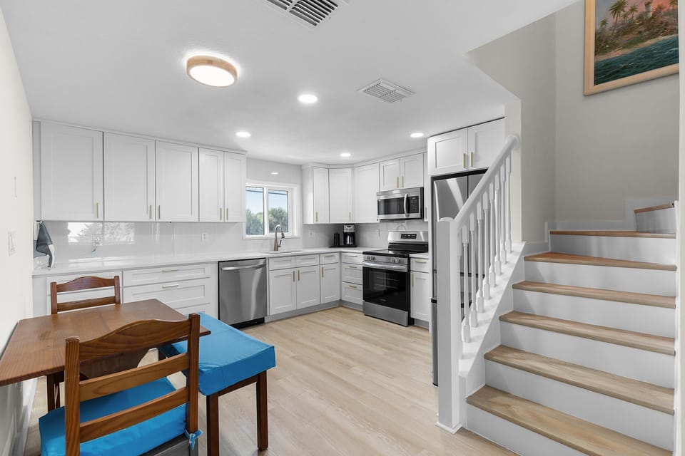 House, Multiple Beds (Villa Bleu) | Private kitchen | Oven, toaster