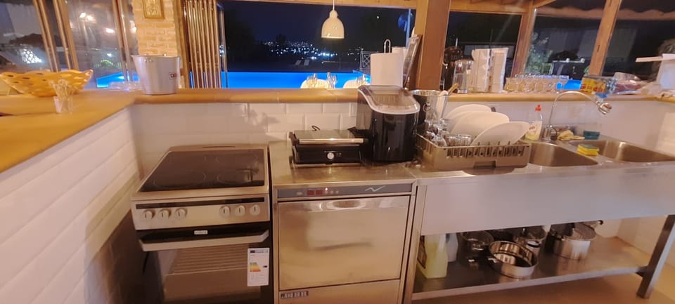 Deluxe Villa | Private kitchen | Coffee/tea maker, electric kettle, toaster, coffee grinder