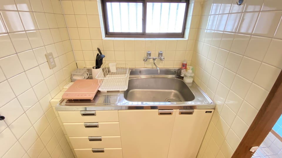 Room, Multiple Beds, Kitchenette, Ground Floor | Private kitchen