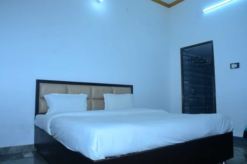 Luxury Room | Rollaway beds, free WiFi, bed sheets