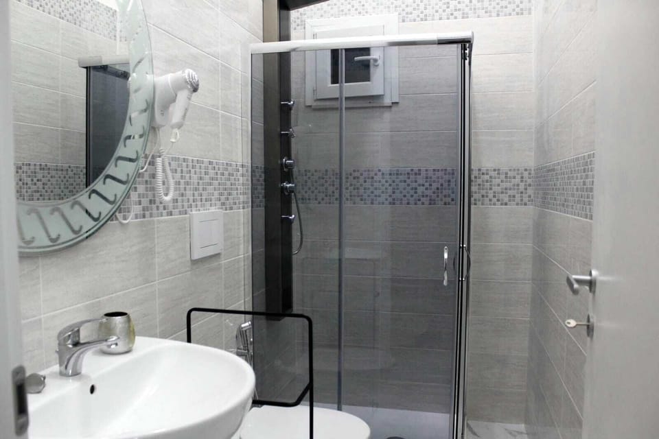 Comfort Triple Room, Courtyard View 2 | Bathroom | Free toiletries, hair dryer, slippers, towels