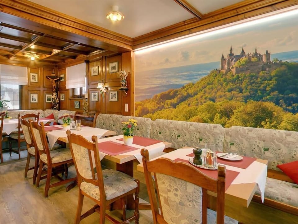 Lunch and dinner served, Italian cuisine