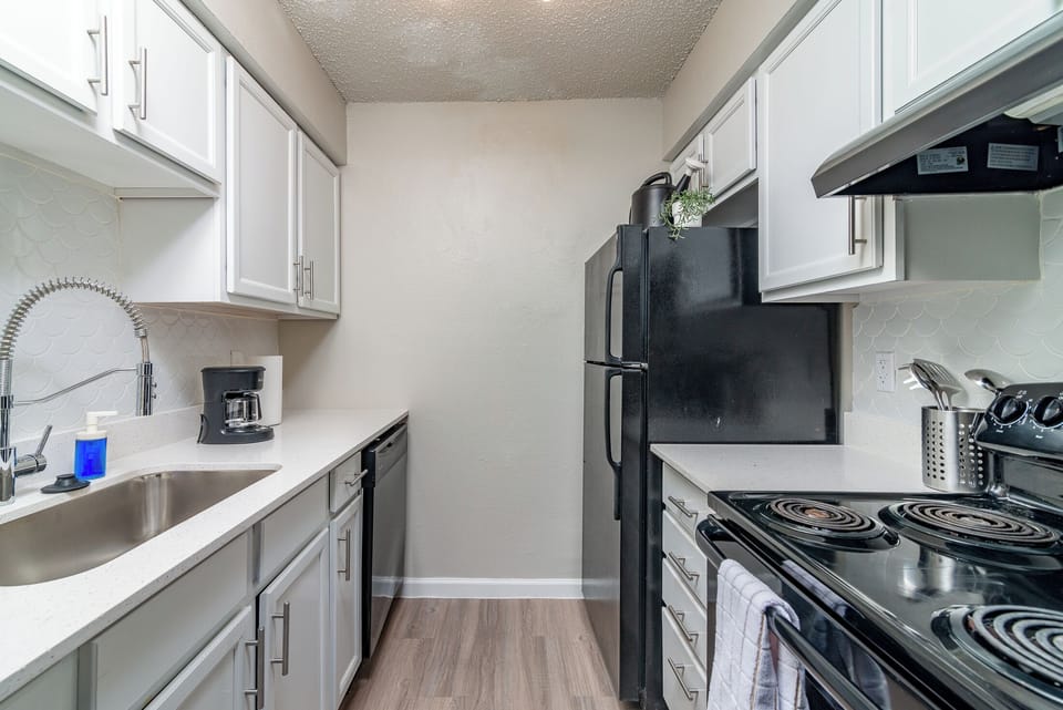 Classic Apartment, Non Smoking, Kitchen | Private kitchen | Full-size fridge, microwave, oven, stovetop