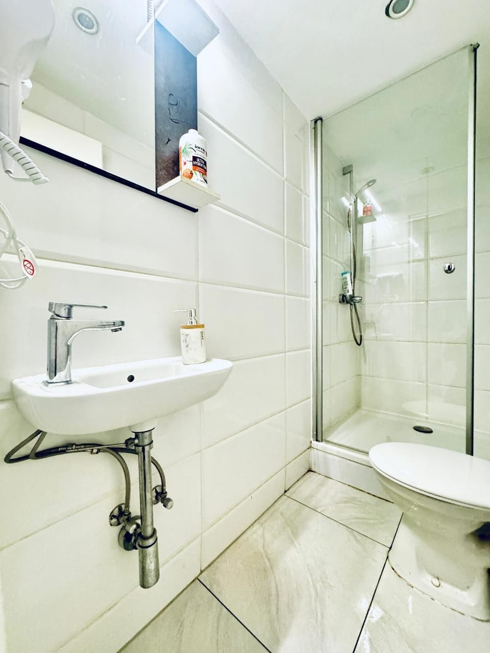 Basic Studio | Bathroom | Shower, free toiletries, hair dryer, towels