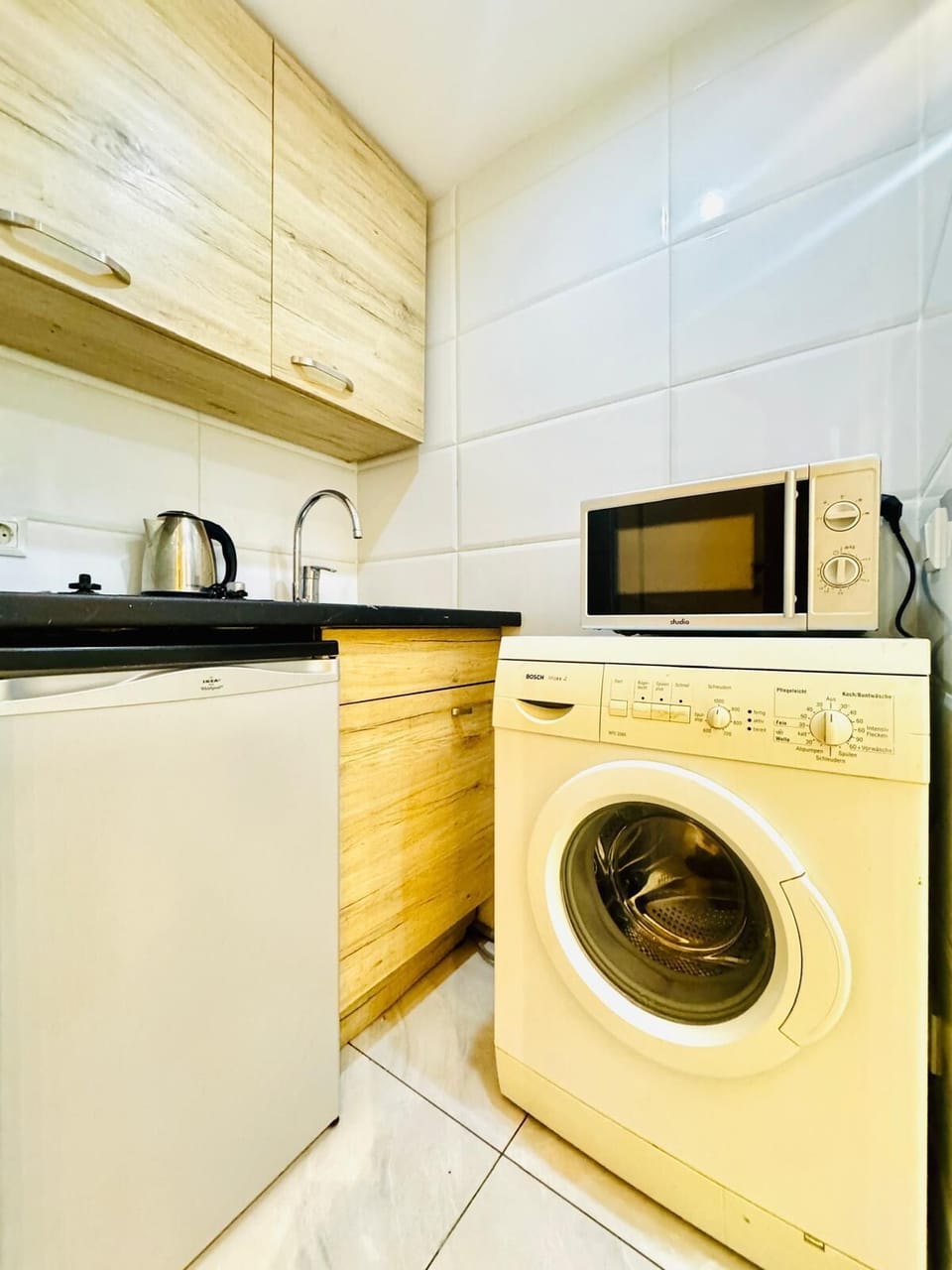 Basic Studio | Private kitchen | Mini-fridge, microwave, stovetop, cookware/dishes/utensils