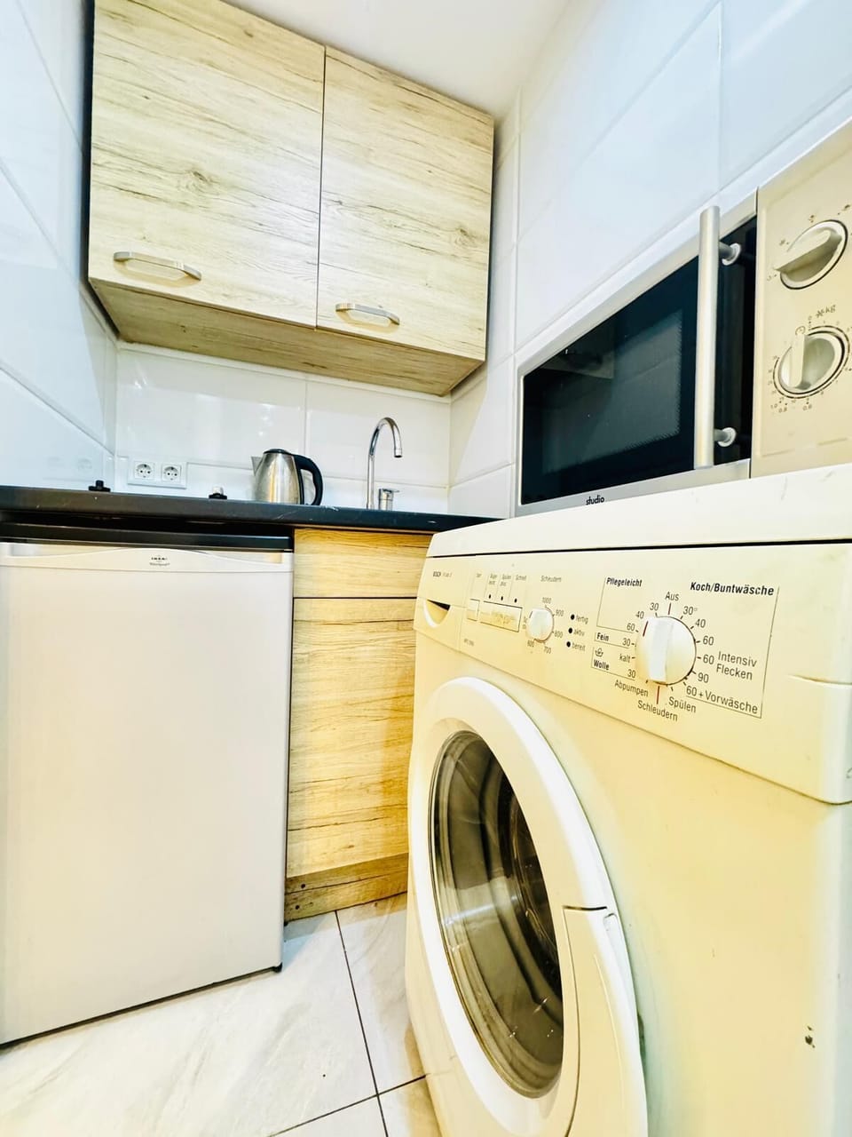 Basic Studio | Private kitchen | Mini-fridge, microwave, stovetop, cookware/dishes/utensils