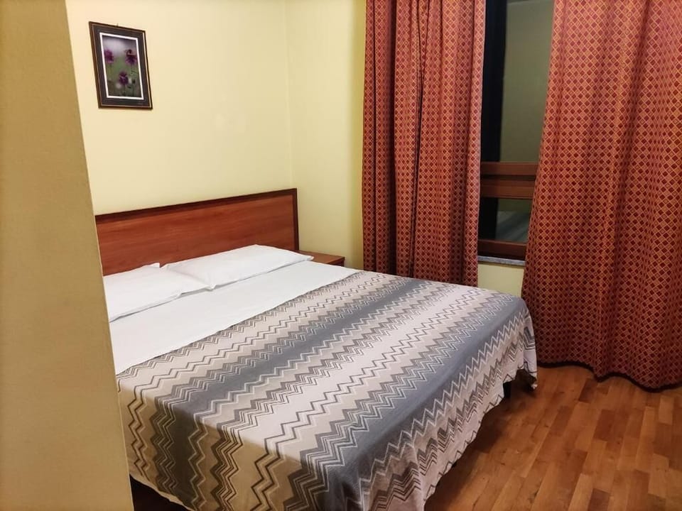 Basic Double Room, 1 Double Bed | In-room safe, laptop workspace, soundproofing, free WiFi