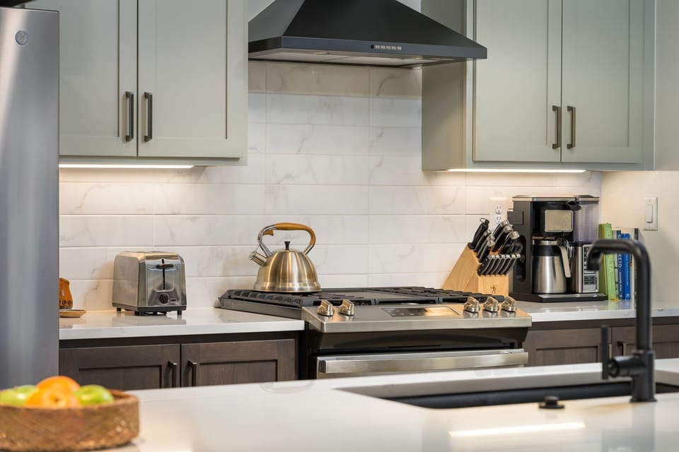 Condo, 2 Bedrooms | Private kitchen | Fridge, oven, coffee/tea maker, electric kettle
