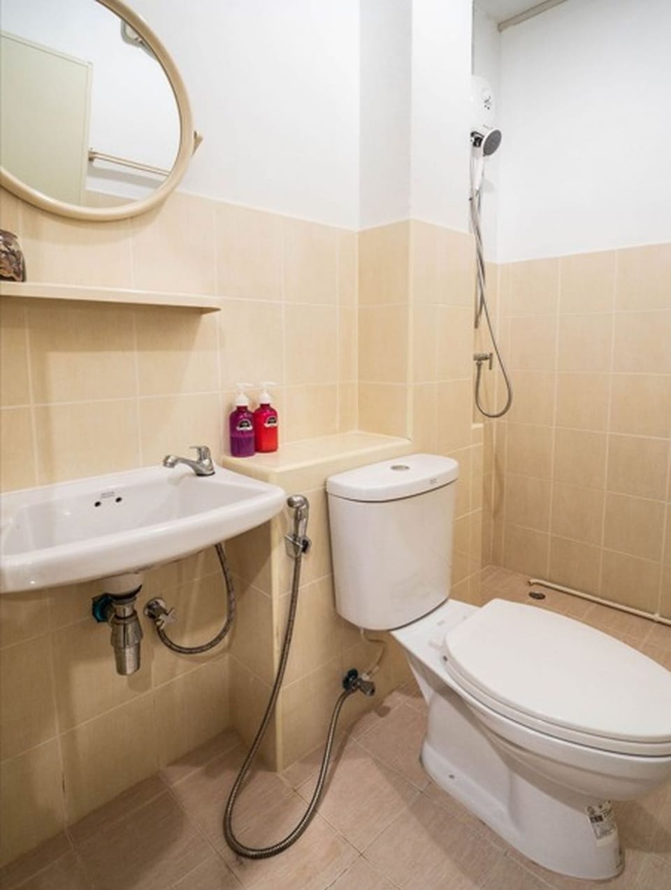 Shower, rainfall showerhead, free toiletries, towels