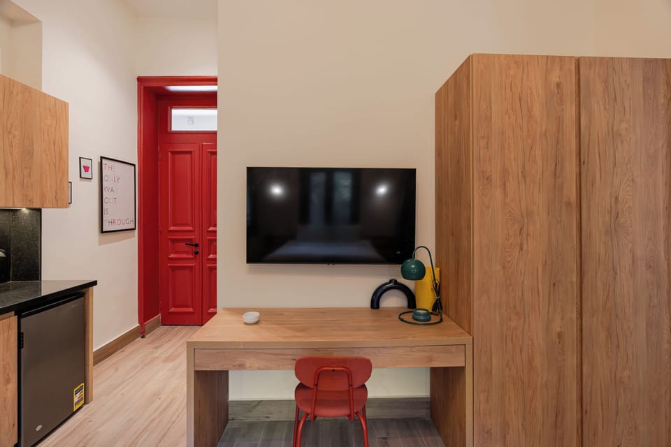 Studio, 1 King Bed | Living area