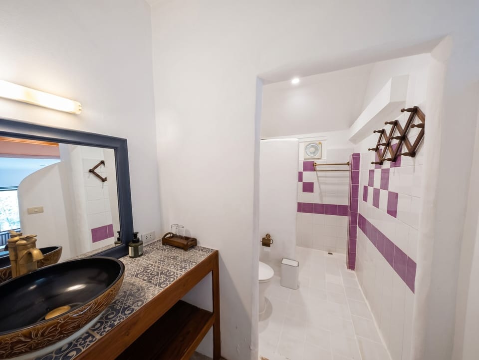 Comfort Twin Room, Garden View | Bathroom | Shower, hair dryer, bidet, towels