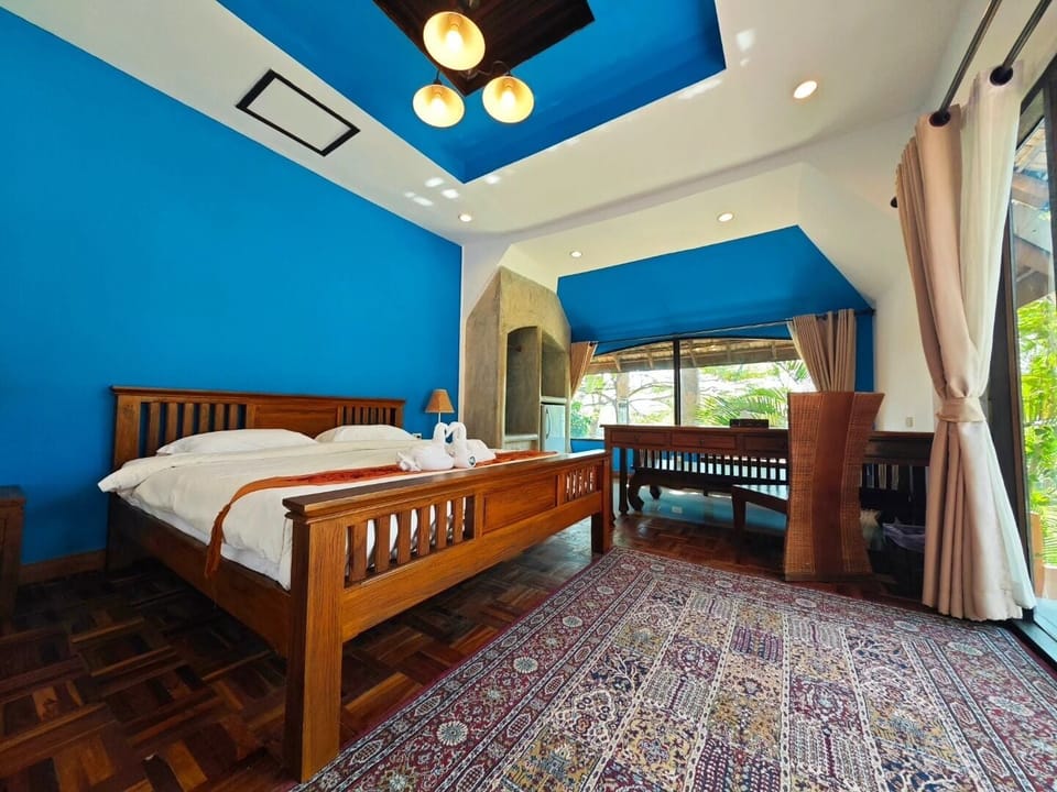 Desk, laptop workspace, WiFi (free), bed sheets