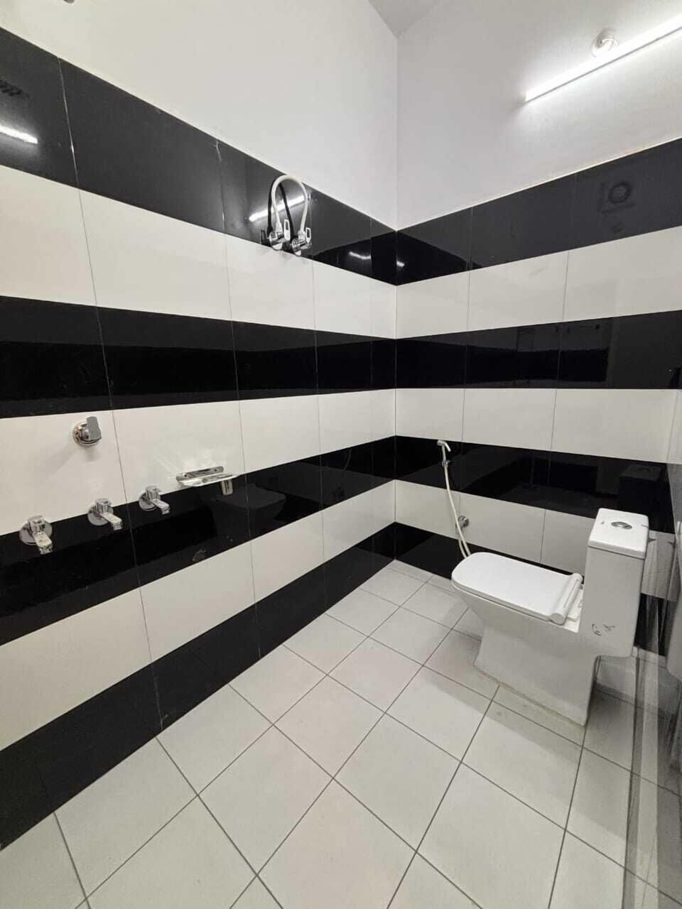 Deluxe Room | Bathroom | Shower, towels, soap, shampoo