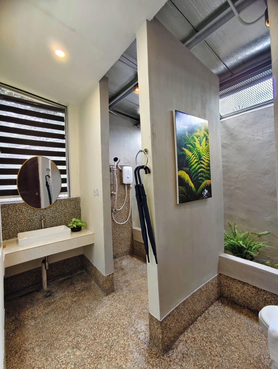 Shower, hair dryer, slippers, bidet