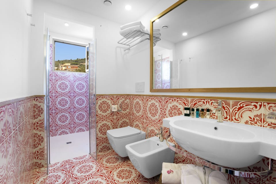 Superior Room | Bathroom | Shower, rainfall showerhead, free toiletries, hair dryer