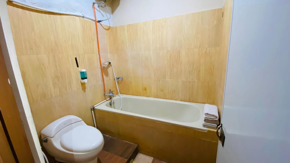 Family Room | Bathroom | Separate tub and shower, towels, soap, shampoo