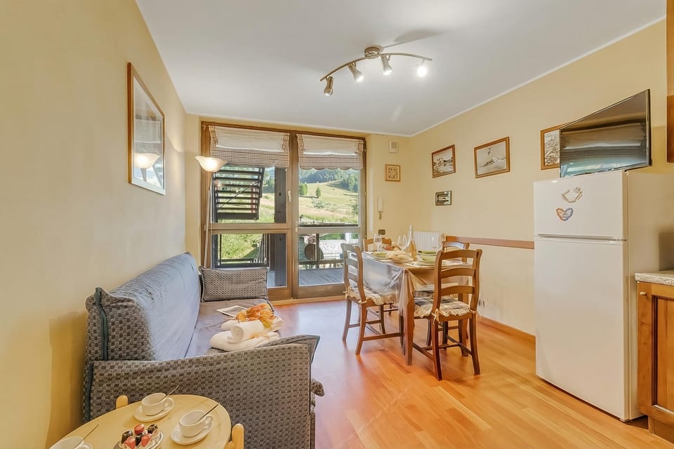 Family Apartment, 1 Bedroom, Balcony (Appartamento Tracce Di Neve) | Living area