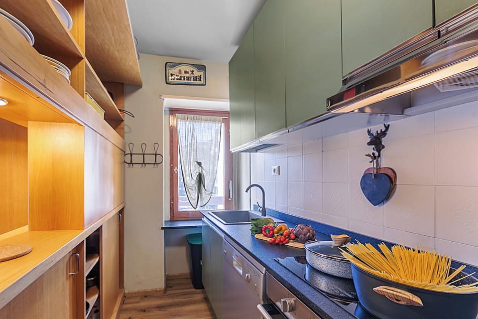 Family Apartment, Multiple Bedrooms (Appartamento Alpine Suite) | Private kitchen | Fridge, oven, stovetop, dishwasher