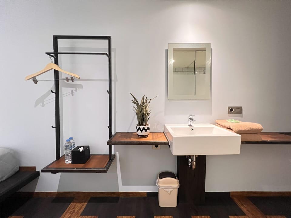 Basic Twin Room | Laptop workspace, free WiFi, bed sheets
