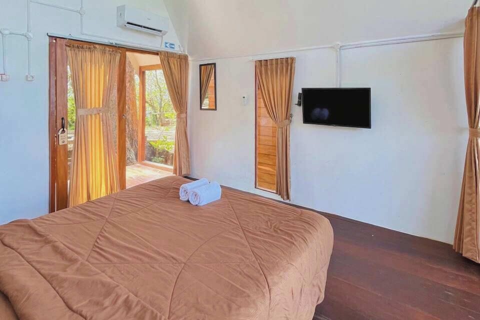 Deluxe Double Room | Desk, free WiFi, bed sheets