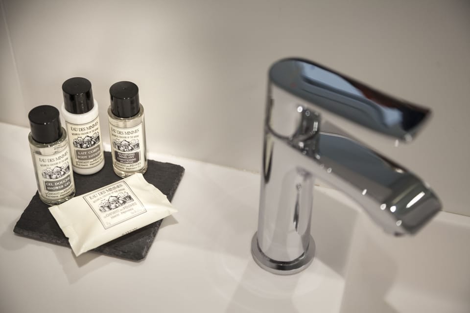 Shower, rainfall showerhead, free toiletries, hair dryer