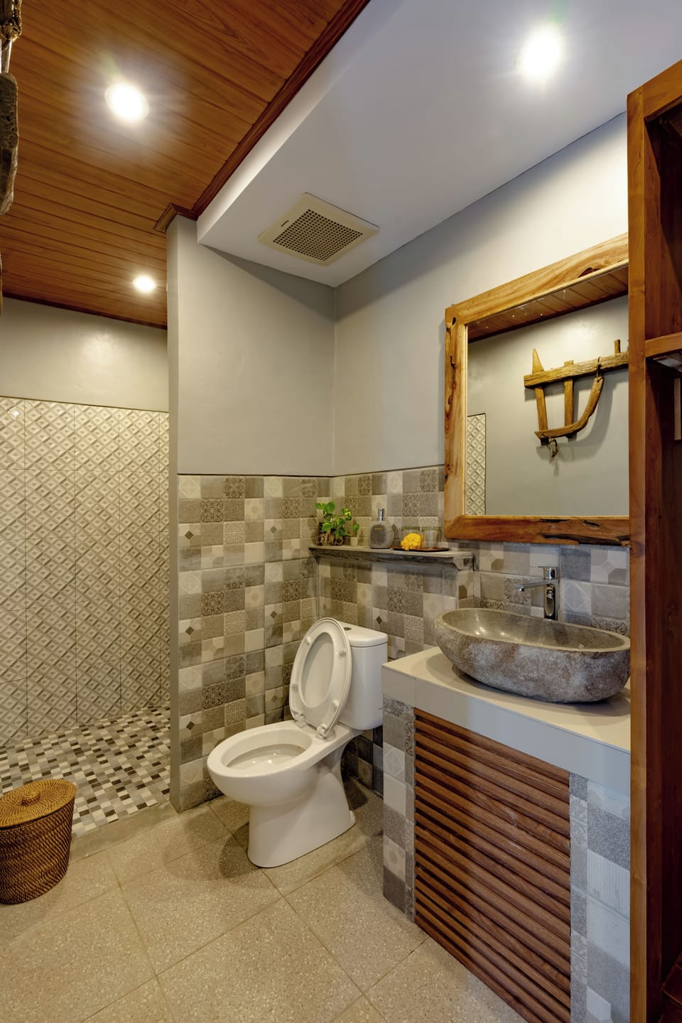 Deluxe Room, Balcony, City View | Bathroom | Shower, towels, soap, shampoo
