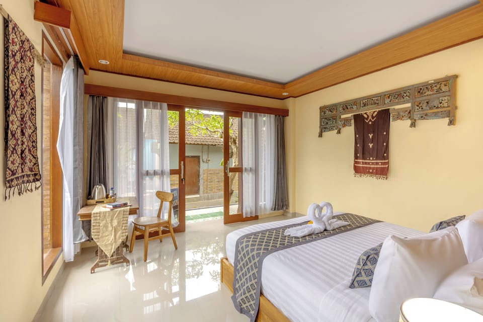 Deluxe Room, Balcony, City View | Living area