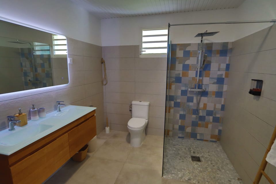 Deluxe Double Room, Bay View | Bathroom