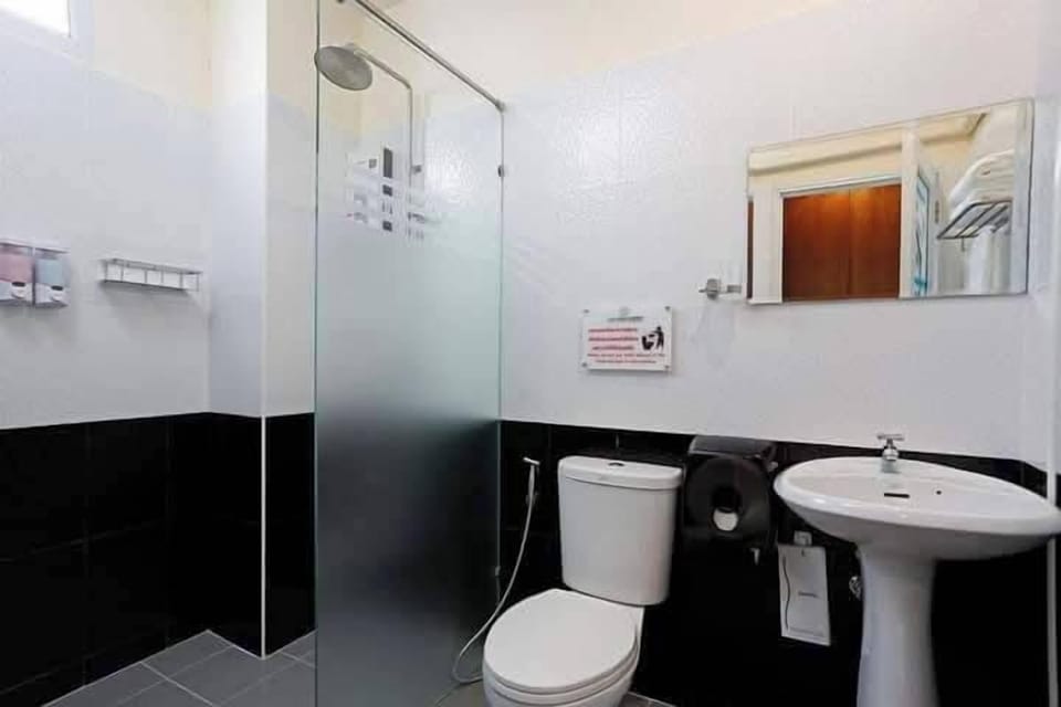 Basic Double Room | Bathroom