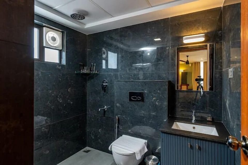 Shower, rainfall showerhead, free toiletries, slippers