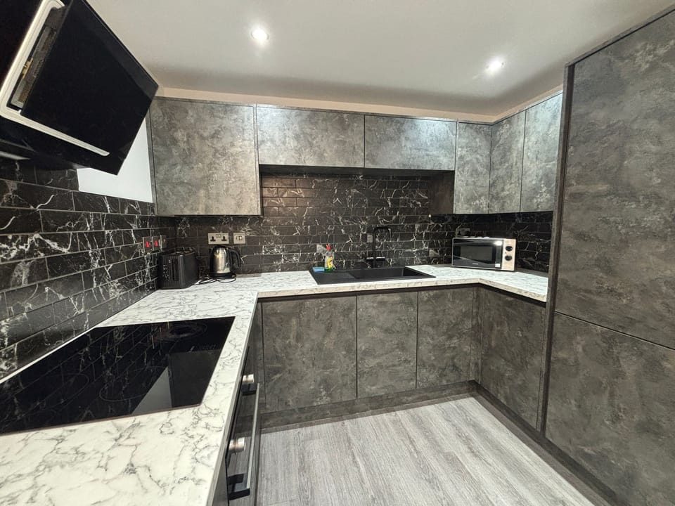 Comfort Apartment, 2 Bedrooms, Non Smoking, Kitchen | Private kitchen | Full-size fridge, oven, stovetop, dishwasher
