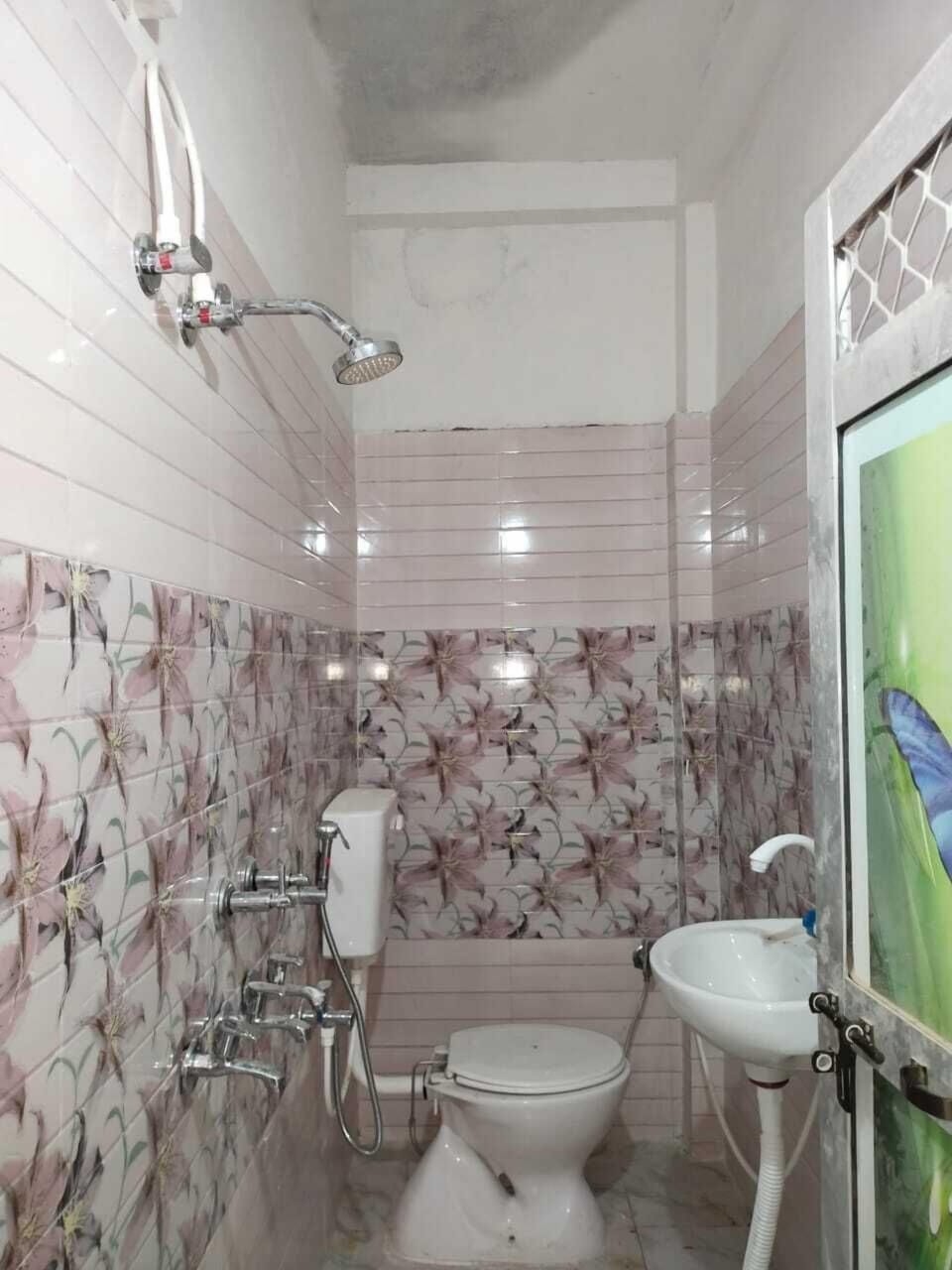 Deluxe Room | Bathroom | Shower, towels, soap, shampoo